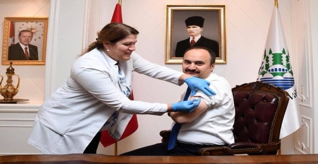 İlk aşılar Vali Canalp ve Başkan Gürkan'a!