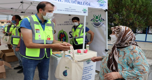 Sıfır Atık Projesi kapsamında, vatandaşlara 10 bin bez çanta ve bulaşık önlüğü hediye edildi.