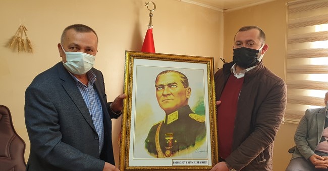 37 adet Atatürk resmi hediye etti!