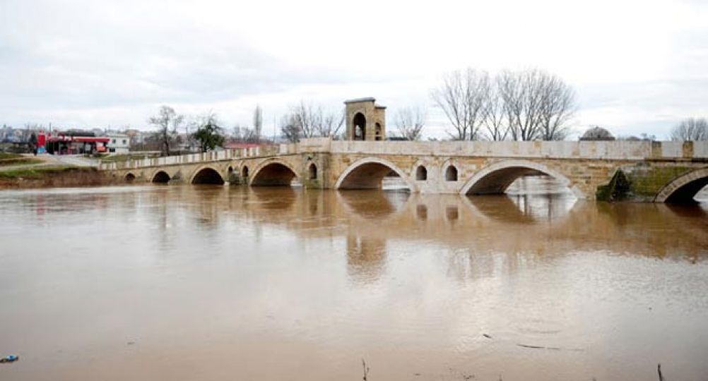 Balkanlarda yağan yağış nehir debilerini arttırdı
